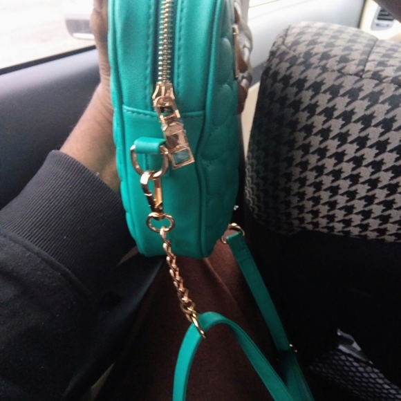 bebe Serafina Quilted Faux-Leather Teal Green / Gold Metal Xbody Bag Purse NWT! - Picture 7 of 12